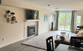 Bright Private Suite Near Departure Bay Beach